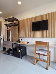 TV a/nebo společenská místnost v ubytování The Rock Patong Comfort Stay + 33 fotografií