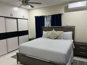 Ένα ή περισσότερα κρεβάτια σε δωμάτιο στο hideawaydayz