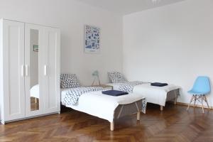 ルブリンにあるApartamenty Krakowskie 36 Lublin - Single Oneの白い部屋(ベッド2台、椅子付)