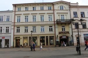 a group of people walking in front of a building at Apartamenty Krakowskie 36 Lublin - Single One in Lublin