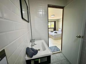 バン　メー　ナムにあるThe Nest Mae nam - Bophutのバスルーム(シンク、鏡付)、ベッドルーム1室が備わります。