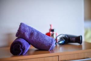 un animal de peluche púrpura sentado sobre una mesa en San Art Floating Hostel & Apartments, en Belgrado