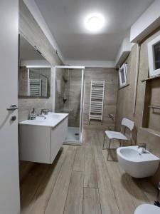 a bathroom with two sinks and a tub and a toilet at IL BACIO Guest House - Affitti Brevi Italia in Perugia
