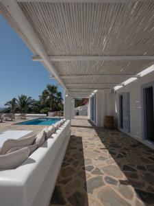 een patio met ligstoelen en een zwembad bij Villa Maira with Seaview and Private Swimming Pool in Drios
