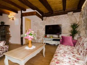 ein Wohnzimmer mit Sofa und Tisch in der Unterkunft Villa Falcon Rook - Four-Bedroom Villa with Terrace and Swimming Pool in Dubravka