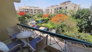 Μπαλκόνι ή βεράντα στο شقه فندقيه 3 غرف حمامين و مطبخ و حديقه خاصه امام الجامعه الامريكيه و مول point 90