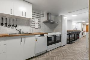 eine Küche mit weißen Schränken und einer Arbeitsplatte in der Unterkunft BE Hostel in Svarteborg
