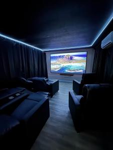 TV a/nebo společenská místnost v ubytování The Maze House Pool Theatre Room