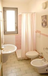 uma casa de banho com um lavatório, um WC e um chuveiro em Midiè B&B Savelletri em Savelletri di Fasano