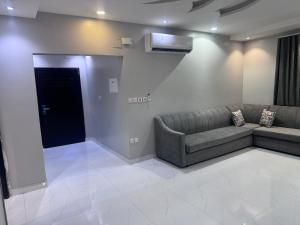 Una sala de estar con un sofá y un televisor. en روح الوزيرية, en Yeda
