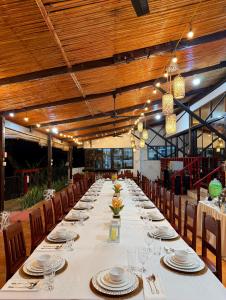 un lungo tavolo in un ristorante con piatti e bicchieri di Doublegem Beach Resort and Hotel a El Nido