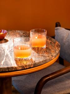Dos vasos de zumo de naranja sobre una mesa de mármol en Jan Luyken Amsterdam, en Ámsterdam