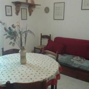 een woonkamer met een tafel en een bank bij Alloggio S. Agostino in Sciacca