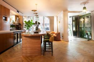 una cocina con barra en el medio de una habitación en Jan Luyken Amsterdam, en Ámsterdam