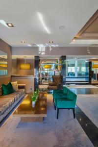 un soggiorno con divano e tavolo di Cidnay Santo Tirso - Charming Hotel & Executive Center a Santo Tirso