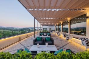 un balcone con divani e tavoli su un edificio di Cidnay Santo Tirso - Charming Hotel & Executive Center a Santo Tirso