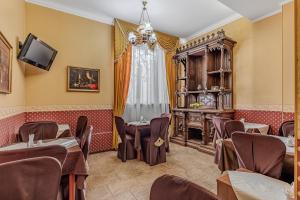 a restaurant with tables and chairs in a room at Gallery Hotel Gintama in Kyiv