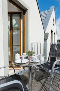 un tavolo sul balcone di una casa di Scharhörn-Riff - 18 a Cuxhaven