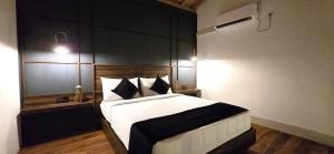 マータラにあるBrizo Paradiso Boutique Hotelの白いシーツと枕が付いた大きなベッドのある寝室