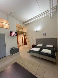 Habitación grande con cama y escalera. en Cozy Suites, en Tallin