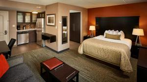 um quarto de hotel com uma cama e uma cozinha em Staybridge Suites Hamilton - Downtown, an IHG Hotel em Hamilton