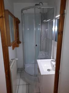 a bathroom with a shower and a sink at Studio chaleureux à Saint-Gervais-les-Bains, 23m², vue montagne in Saint-Gervais-les-Bains +23 photos