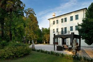 En hage utenfor Villa Pace Park Hotel Bolognese