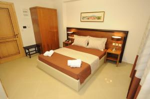 Postel nebo postele na pokoji v ubytování Philippeio Hotel