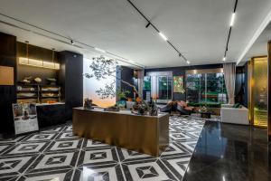 a lobby with a reception desk in a building at Healing Mind Dianyu Yunjing International Resort Hotel Kunming Dianchi Grand View Park Fuhai Metro Station Branch in Kunming +61 photos