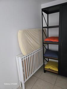 Ένα ή περισσότερα κρεβάτια σε δωμάτιο στο Logement moderne équipé