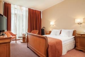 Un pat sau paturi într-o cameră la MyContinental Suceava