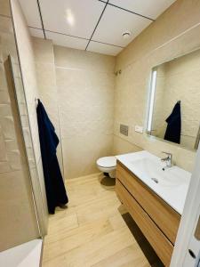 une salle de bain avec un lavabo et des toilettes dans l'établissement Apartament z Basenem i Jacuzzi Benidorm Finestrat, à Finestrat