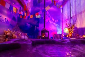 a room with purple lights and a hot tub at Au2 Maison d'Hôtes - Guest House Au2 in Muidorge