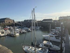 Un montón de barcos están atracados en un puerto en The Penthouse at Percy House Pet Friendly 2 Bedroom Apartment in Porthcawl Sleeps 4 people Located in the town centre, en Porthcawl