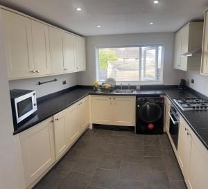 Dapur atau dapur kecil di Home at Richmond - Maypole Road - Clifton