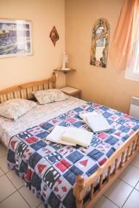 ein Schlafzimmer mit einem Bett mit einer Decke darauf in der Unterkunft HOLIDAYLAND BAIE DES OLIVIERS VILLA 36m2 1chambre fermée 6 couchages ou VILLA 41M2 2chambres fermées 7 couchages in Narbonne-Plage