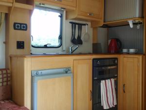 Camping Belle Vue的厨房或小厨房