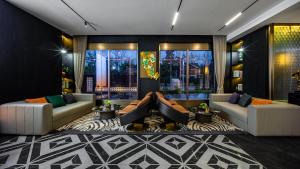 a living room with two couches and a fireplace at Healing Mind Dianyu Yunjing International Resort Hotel Kunming Dianchi Grand View Park Fuhai Metro Station Branch in Kunming