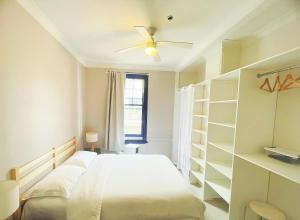 Ένα ή περισσότερα κρεβάτια σε δωμάτιο στο Frisco Hotel