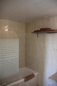 Koupelna v ubytování Apartamentos CARU