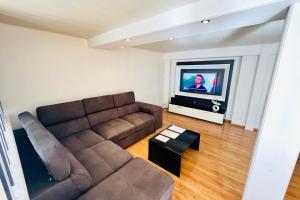 TV/trung tâm giải trí tại House in the quiet city center !