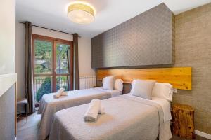 ガビンにあるCasa Biescasの白いシーツが敷かれたベッドが2つある部屋
