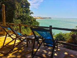 twee stoelen op een veranda met uitzicht op de oceaan bij Villa Maree in Pipa
