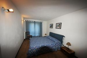 a bedroom with a bed with a blue comforter at Agriturismo Rio Lunei in Stella