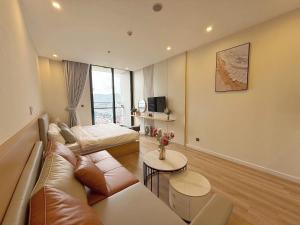 a living room with a couch and a table at Căn hộ nghỉ dưỡng ICON40 đầy đủ tiện nghi in Ha Long