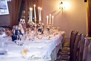 Eremo dei Poeti في موشانو سانت أنجيلو: طاولة طويلة مع قماش الطاولة البيضاء والشموع