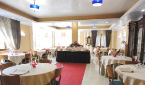 Reštaurácia alebo iné gastronomické zariadenie v ubytovaní Hotel Arimannia