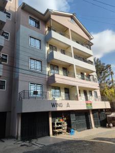 Kitengela にあるB&G staycationの翼と看板が付いた大きな建物