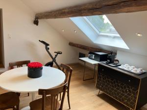 a kitchen and dining room with a table and a window at B&B Pegasus II - Chambre familiale de luxe avec sauna privatif et coin repas in Vielsalm
