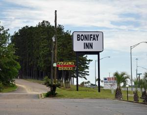 ein Schild für ein Bonney Inn am Straßenrand in der Unterkunft Bonifay Inn in Bonifay